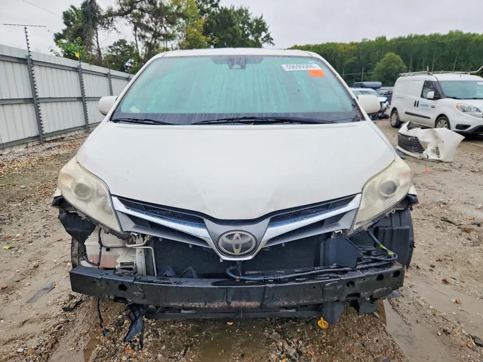 تويوتا سيينا Xle 8-Passenger 2018 FWD